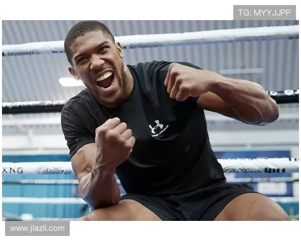 安东尼·约书亚晚上豪宅里大秀健身房，隔壁邻居睡不着了吧？